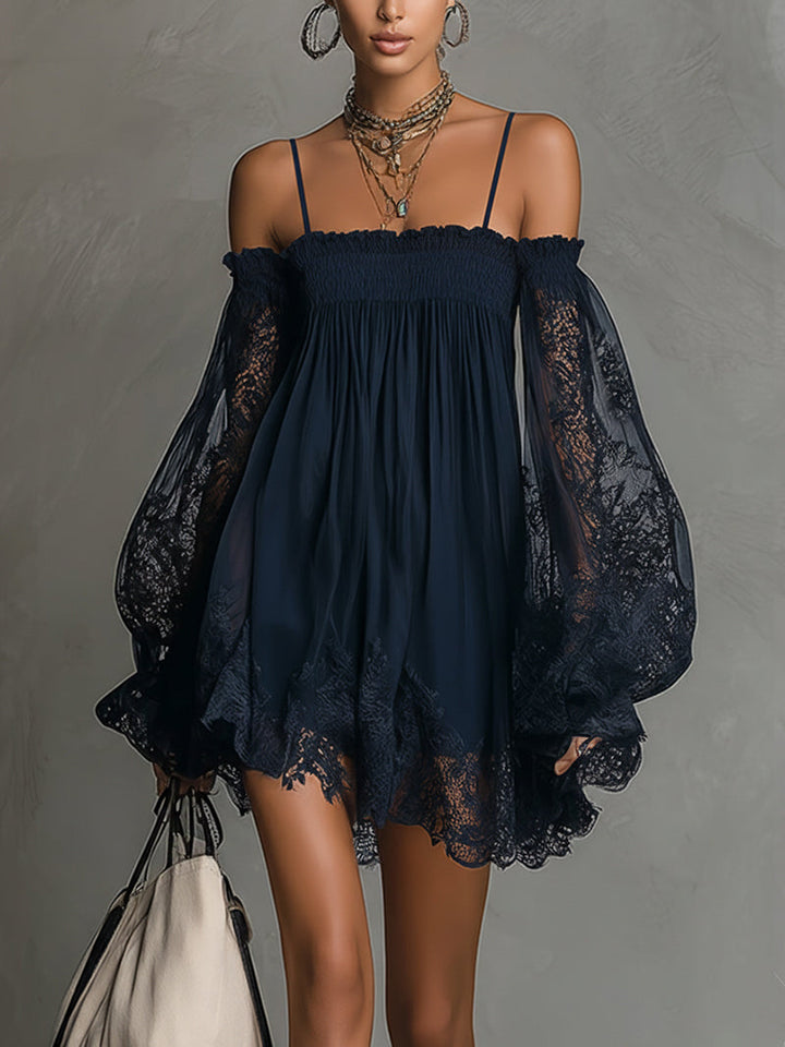 Noemi - Robe mini en chiffon bleu marine avec décolleté épaules dénudées, bord en dentelle et manches transparentes
