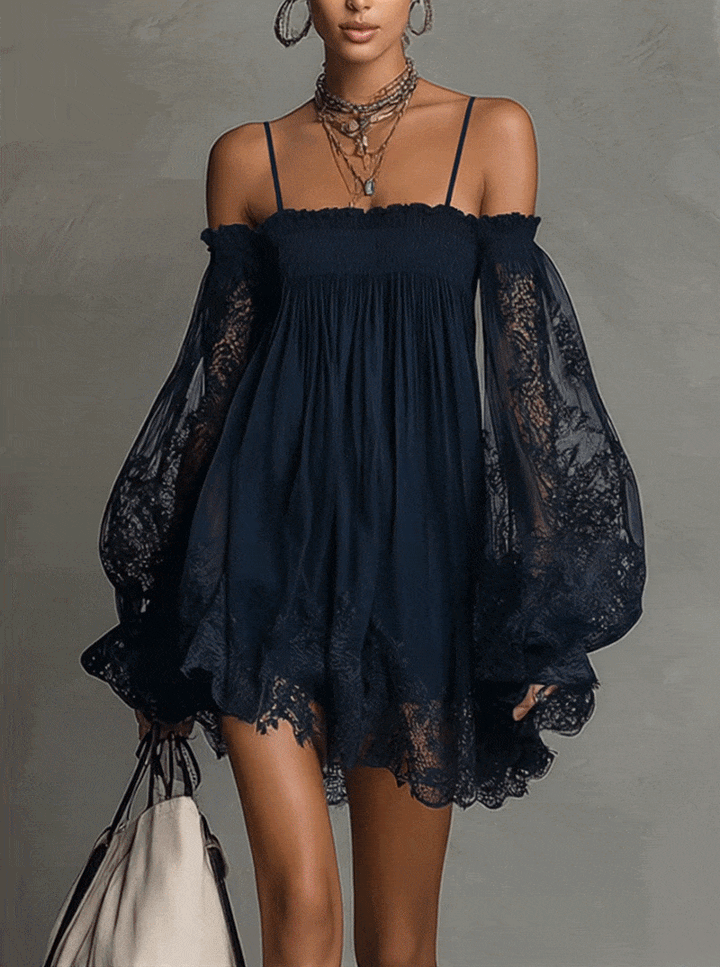 Noemi - Robe mini en chiffon bleu marine avec décolleté épaules dénudées, bord en dentelle et manches transparentes