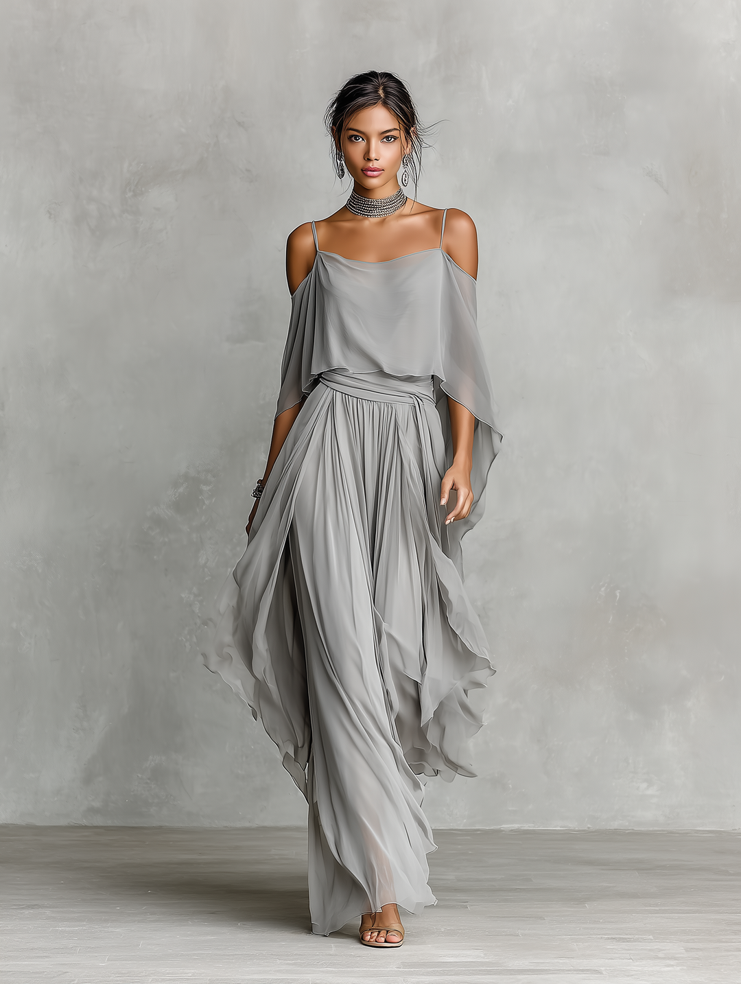 Ensemble en Chiffon Respirant Gris Femme avec Détail Épaules Nues & Silhouette Évasée, Style Contemporain Luxe-Féminin