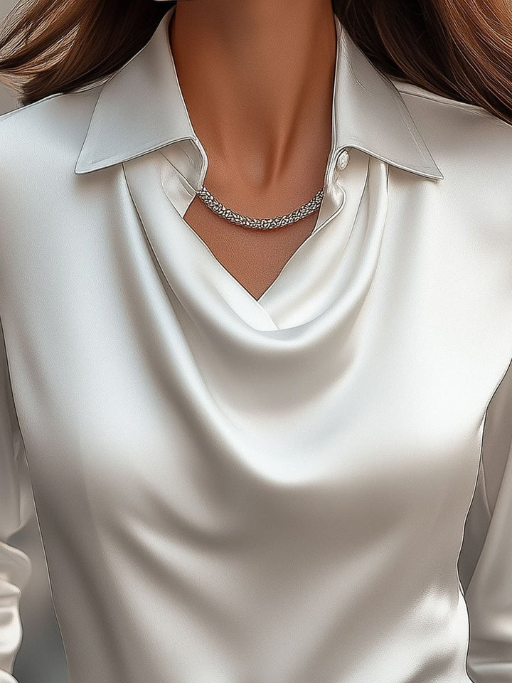 Blouse en satin élégante avec décolleté drapé