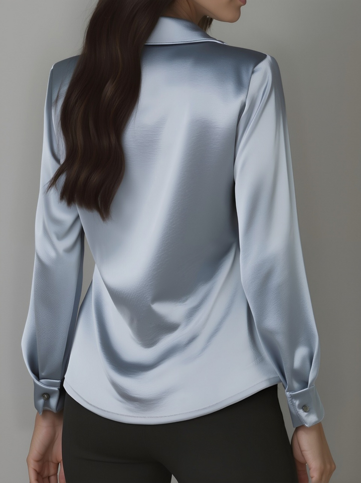 Blouse en satin élégante avec décolleté drapé